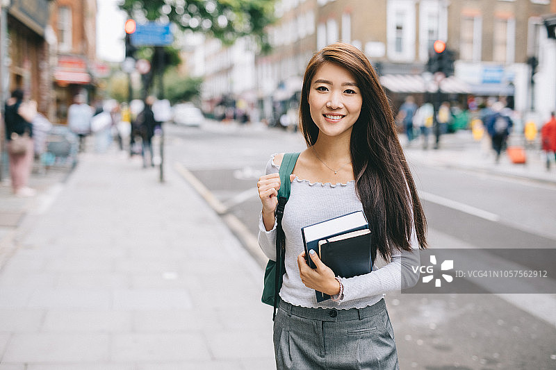 快乐的学生在上学路上图片素材