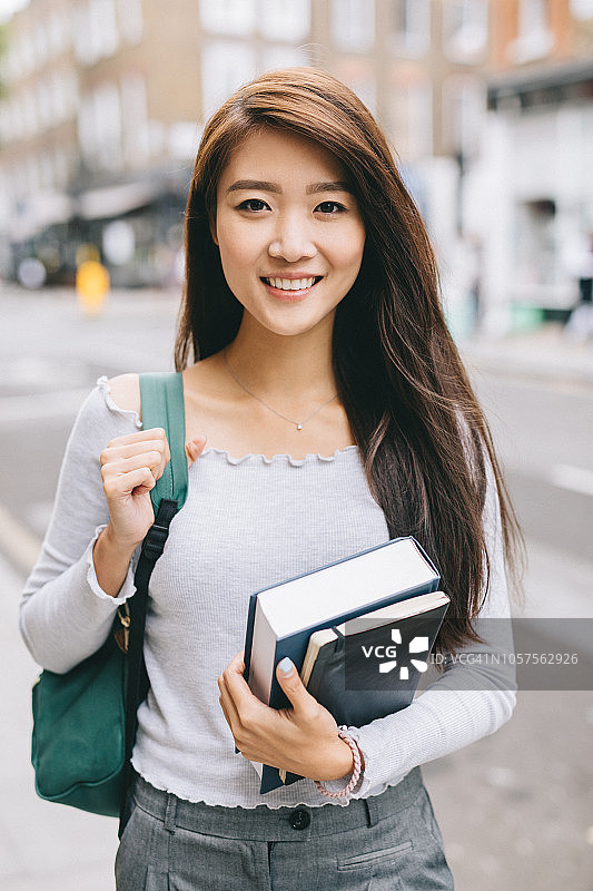 微笑的学生肖像图片素材