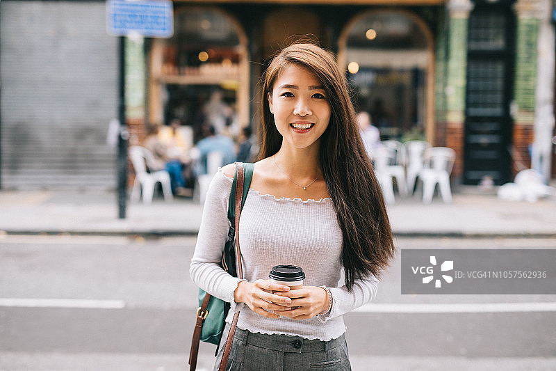 在城市里的年轻学生图片素材