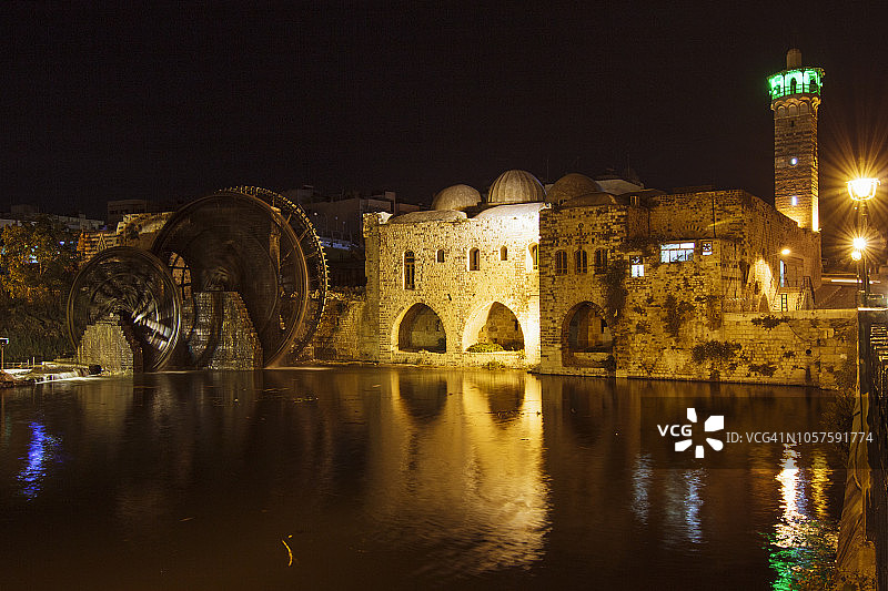 夜晚的努尔丁清真寺和哈马水车图片素材