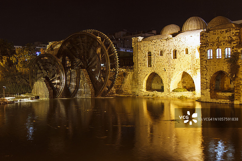夜晚的努尔丁清真寺和哈马水车图片素材