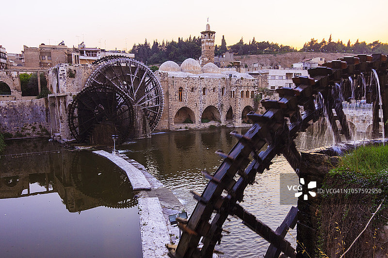 哈马努尔丁清真寺与日落时的水车图片素材