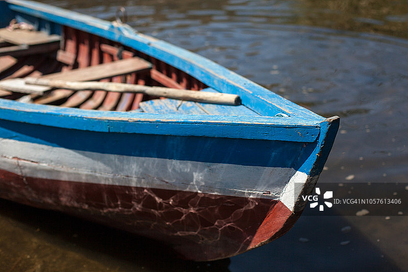 帕库查湖岸边的船图片素材