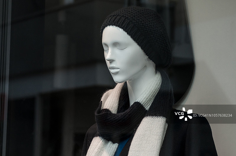 时尚商店展示厅里的戴冬季帽子的模特图片素材