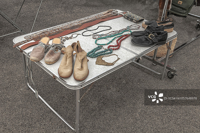 各种二手鞋子在黑色地毯上图片素材