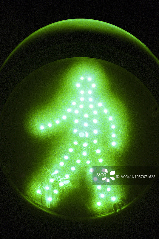 绿色行人交通灯图片素材