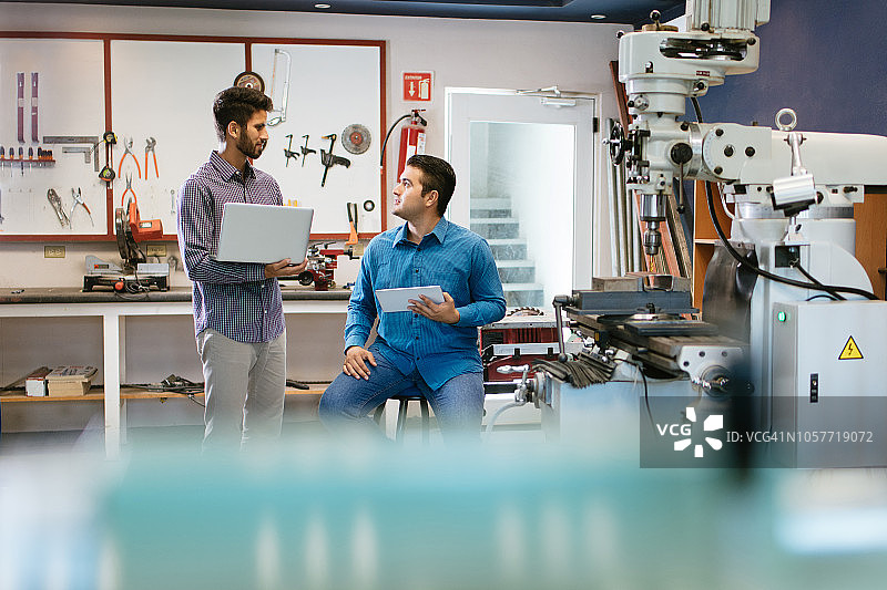 在商店里集思广益的年轻千禧一代创业者图片素材