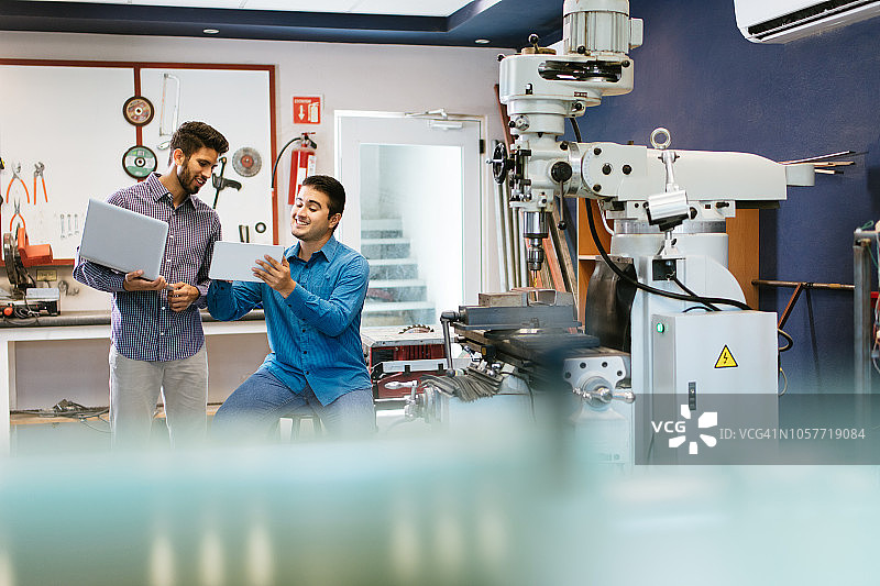 一起使用设备的千禧一代工程师图片素材