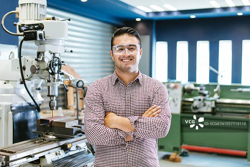 面对镜头摆姿势的年轻工程系学生图片素材