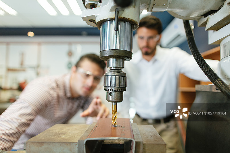 工程师专业的学生正在观察钻头图片素材