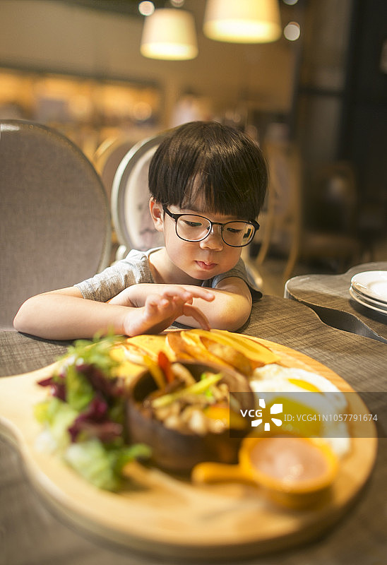 4岁小男孩对食物不感兴趣图片素材