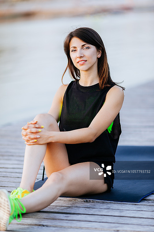在河岸边锻炼的年轻女子图片素材