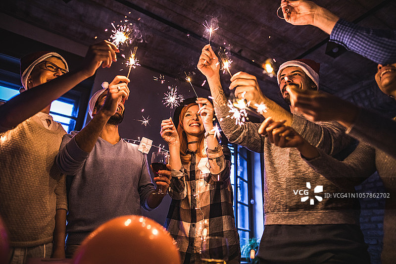 视角向下看：快乐的同事们在办公室庆祝新年图片素材