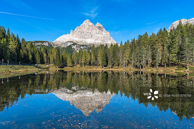 意大利多洛米蒂塞斯托自然公园安托尔诺湖中 Tre Cime de Lavaredo 山峰的倒影图片素材