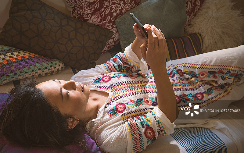 躺着看手机的中国女人图片素材