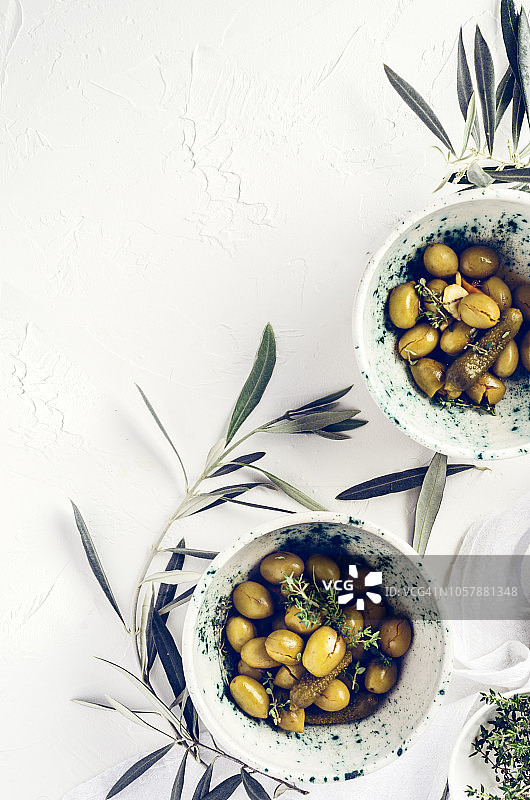 白色台面上的橄榄图片素材