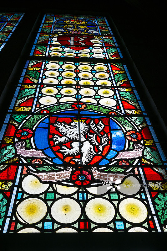 捷克布拉格火药塔的彩色玻璃窗图片素材