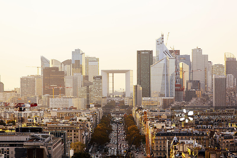 法国巴黎拉德芳斯商业区中的现代未来主义摩天大楼图片素材