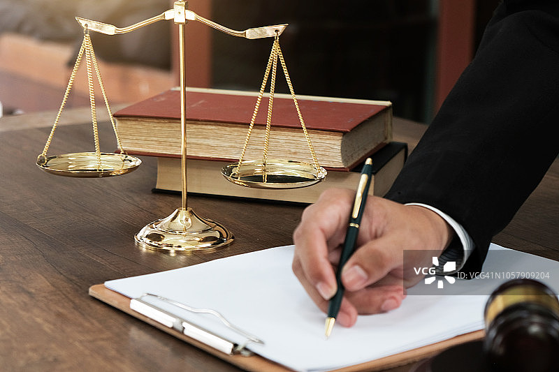 法官与天平、正义律师的法槌，商人或律师在处理文件。法律咨询和正义概念图片素材