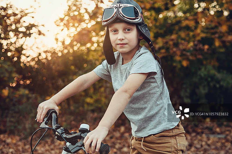 骑自行车的人图片素材