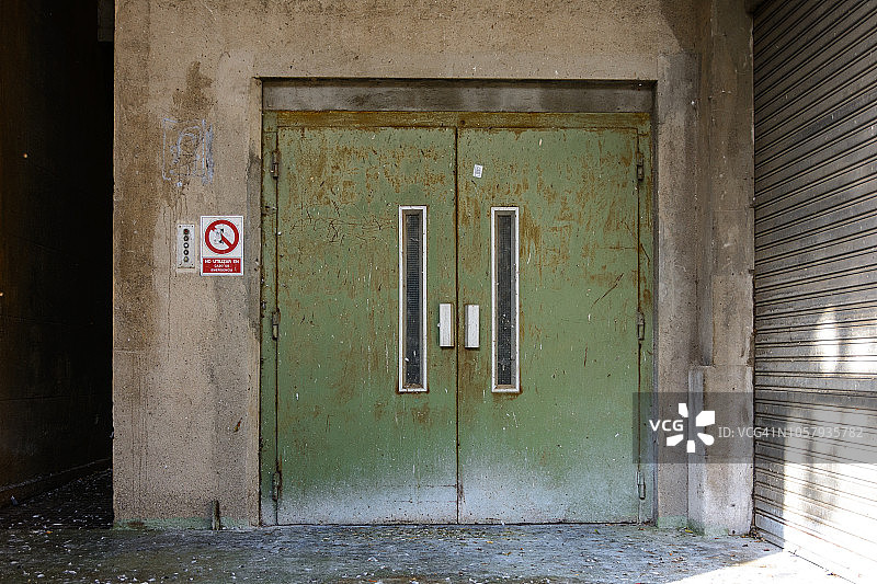废弃的电梯图片素材