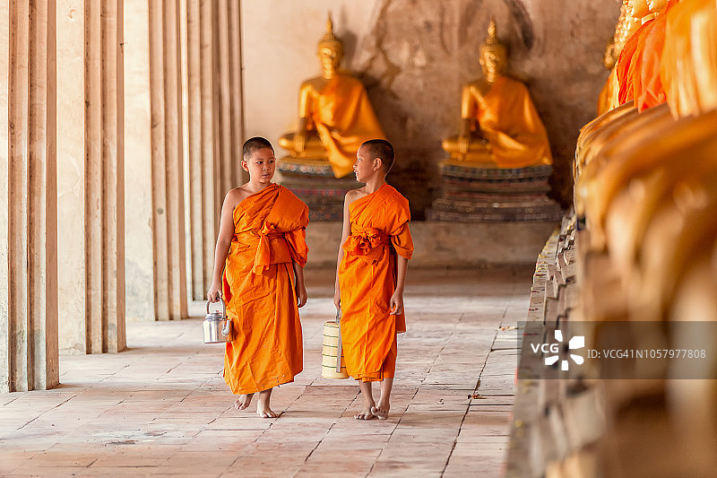 两位年轻僧侣在古庙中交谈图片素材