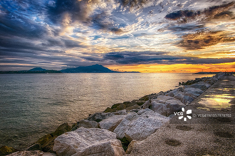 那不勒斯湾的日落图片素材