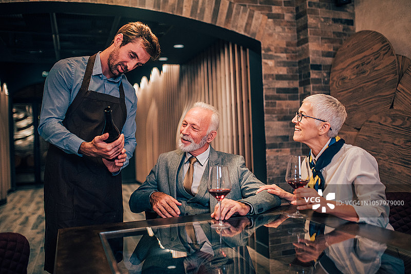 老年夫妇点葡萄酒图片素材