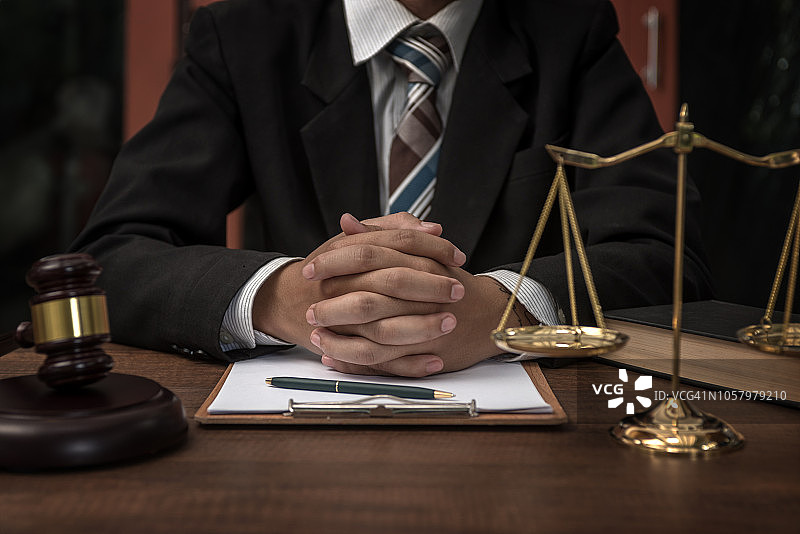 与正义律师、西装女商人或律师在一起的法官 gavel ，建议和法律服务概念。图片素材