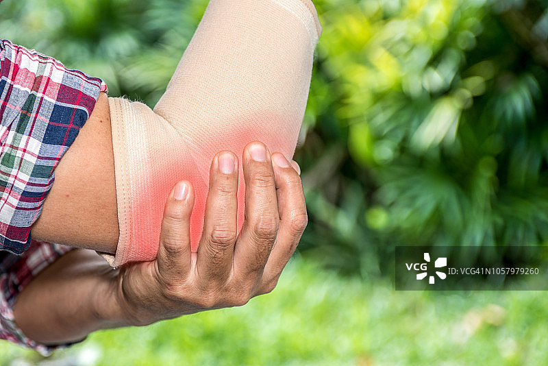 肘部疼痛的男人。缓解疼痛概念图片素材