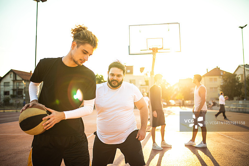 阳光下的篮球运动图片素材