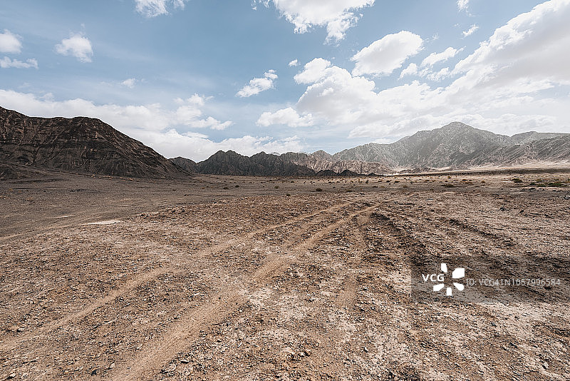 沙漠中的轮胎痕迹图片素材