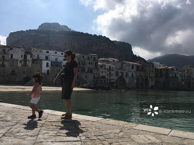 在意大利西西里岛切法卢的母女图片素材