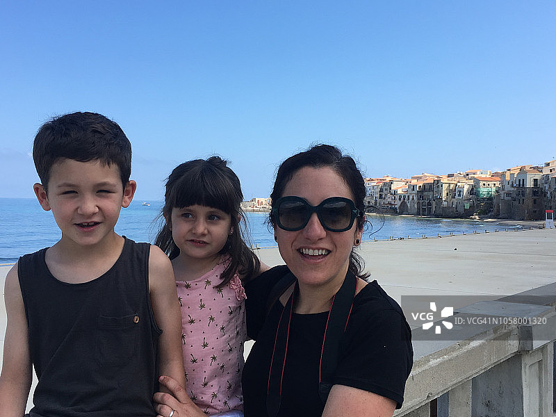 切法卢的母亲和孩子们，意大利西西里岛图片素材