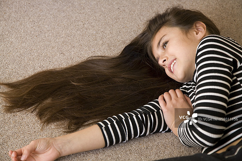 躺在毯子上长发女孩的头像图片素材
