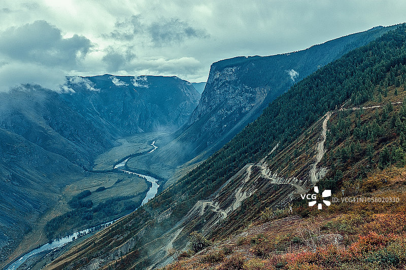 乌拉干高地卡图-亚雷克山路图片素材