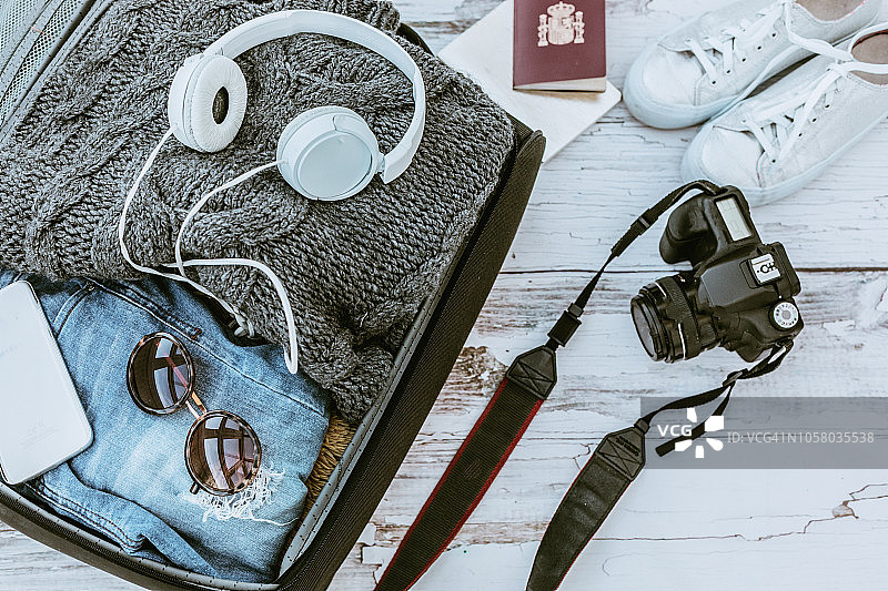 装满休闲女装的打开的行李箱，准备旅行图片素材