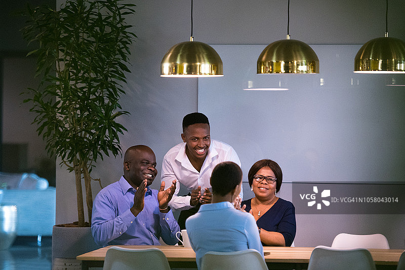 同事们庆祝同事的成功图片素材