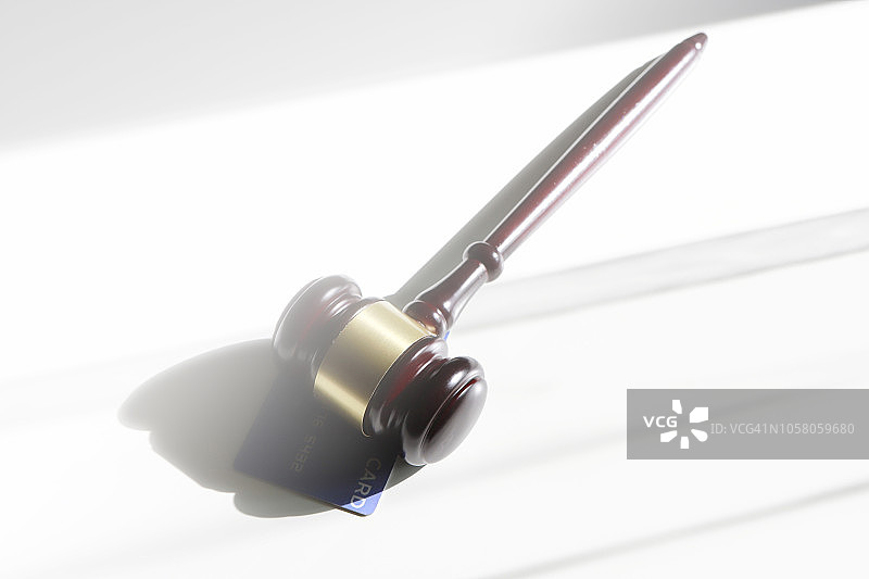 信用卡上的法槌图片素材