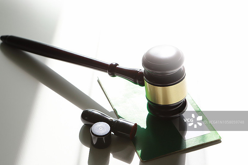 法槌、存折与印章图片素材