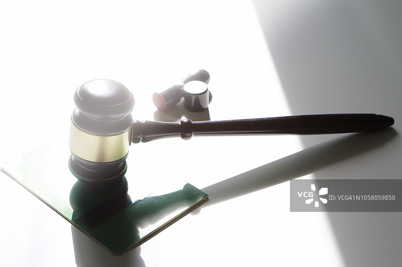 银行存折和印章上的法槌图片素材