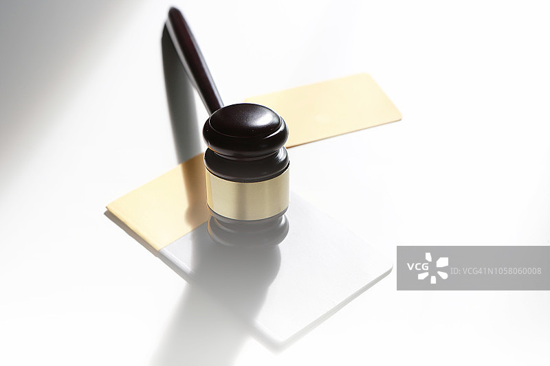 法槌、银行存折和信用卡图片素材