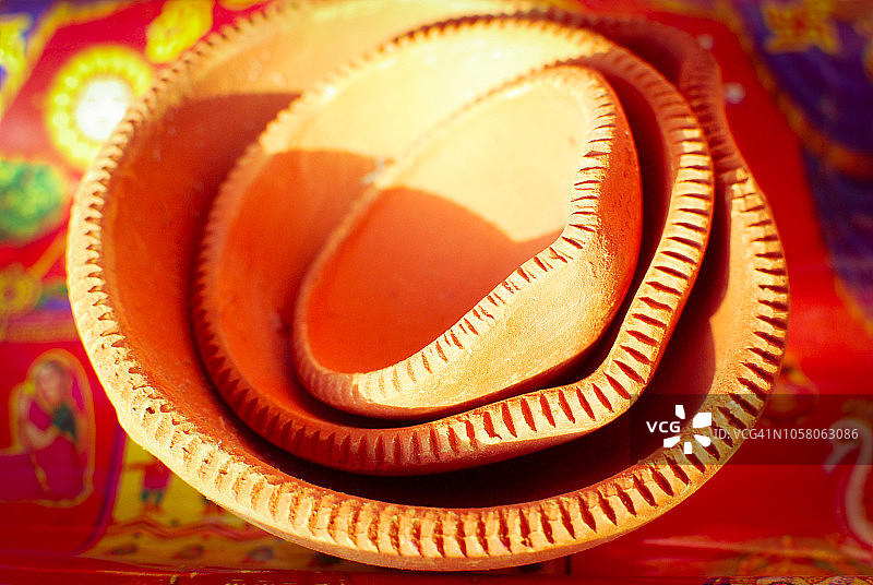 新德里排灯节市场的泥土油灯图片素材