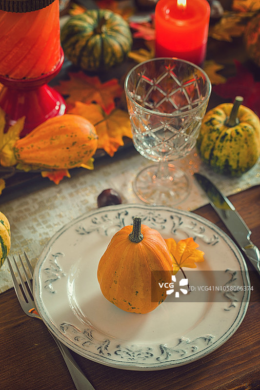 感恩节餐桌布置与秋季装饰图片素材