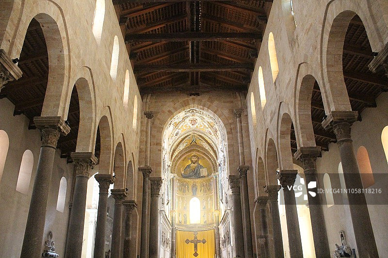 意大利西西里岛切法卢大教堂内部图片素材