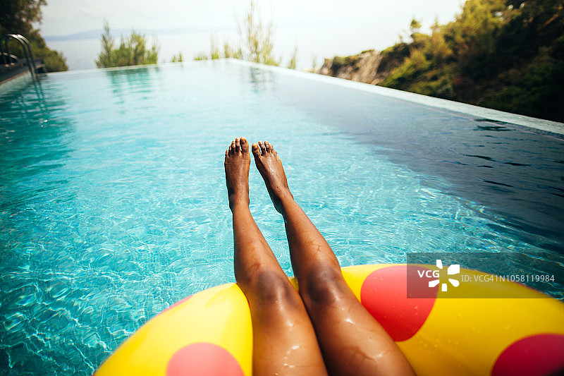 在泳池中放松图片素材