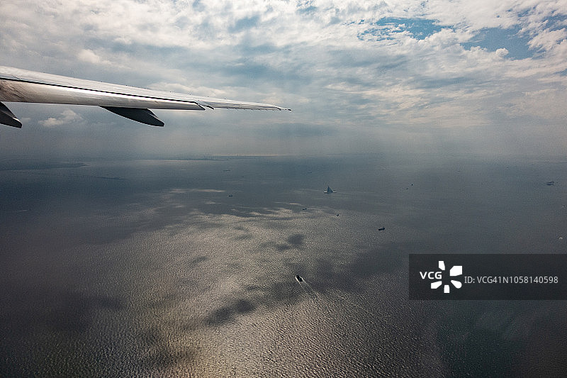 从飞机上看到的日本东京湾白天的鸟瞰图图片素材