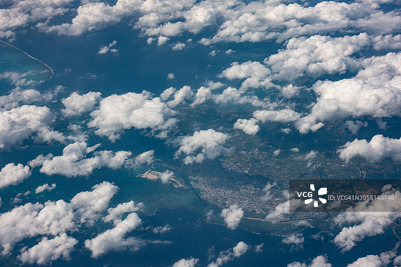 从飞机上俯瞰日本冲绳县石垣岛白天的景色图片素材