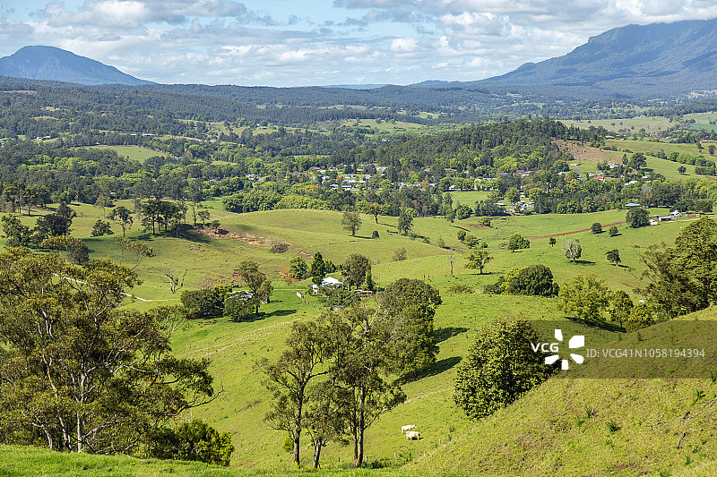 俯瞰绿色山谷图片素材