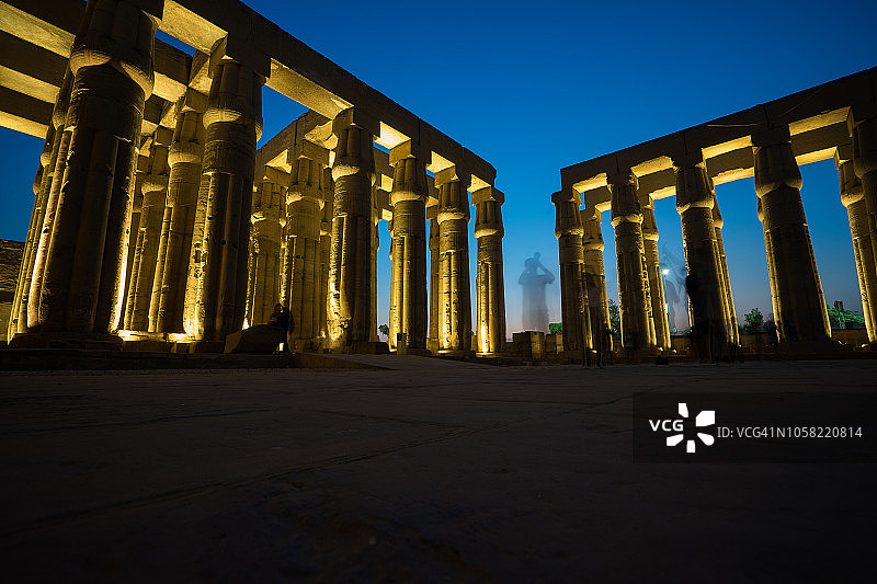 卢克索神庙（底比斯）的暮色景观与柱式建筑图片素材